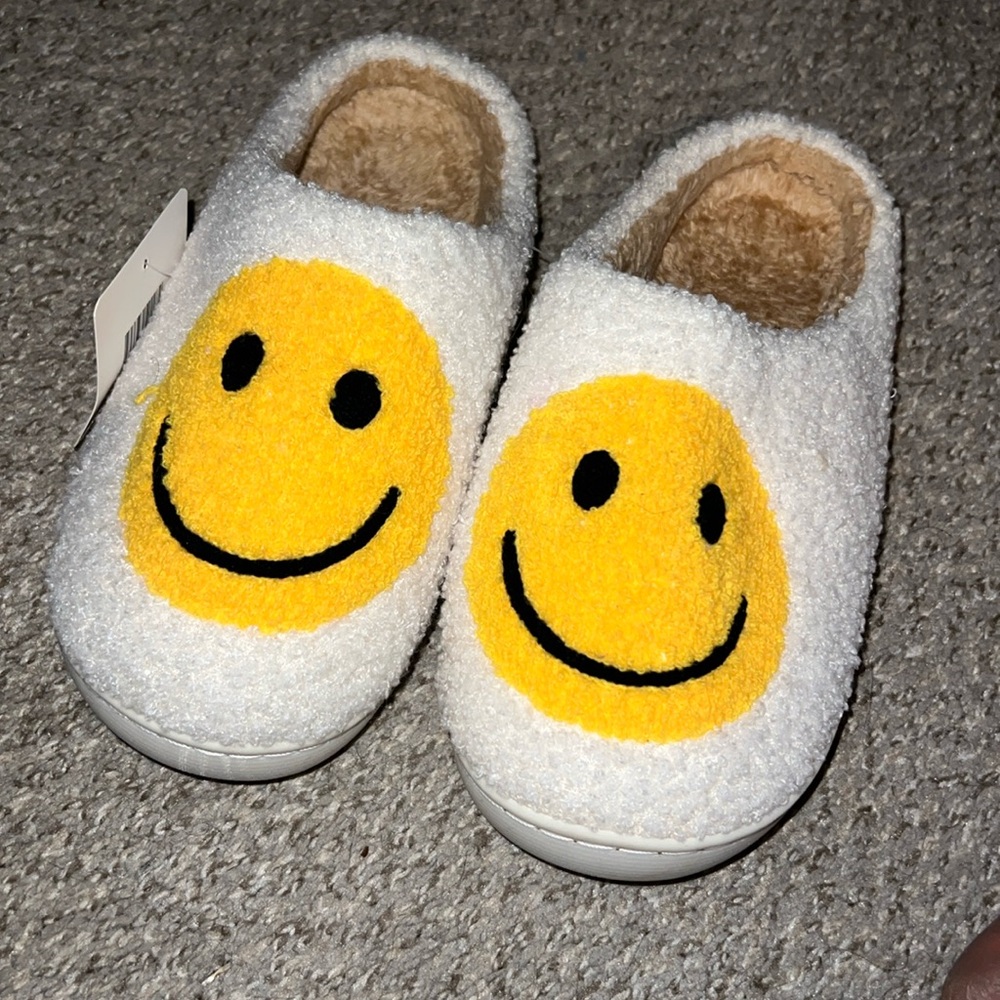 Adult viral Smiley slipper NWT